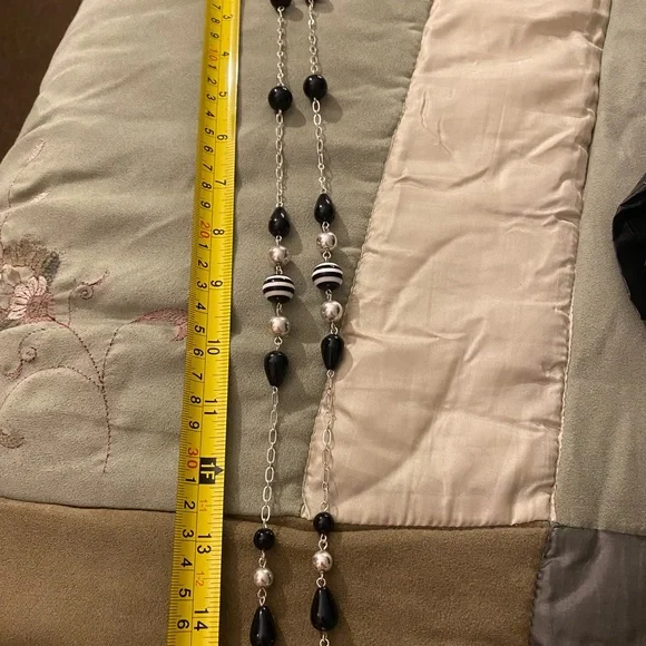Traded* Vintage Black/White/Silver Glass Beads on a silver tone necklace - Picture 4 of 4